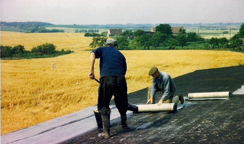 Dacharbeiten früher, Blick in die Landschaft des Seminarhauses